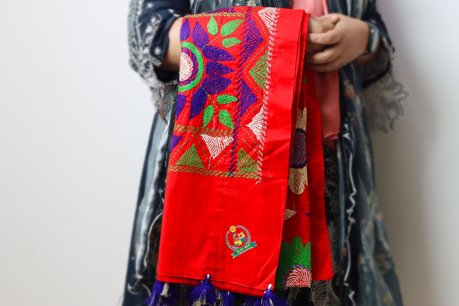 লাল নকশী হাতের কাজের শাল